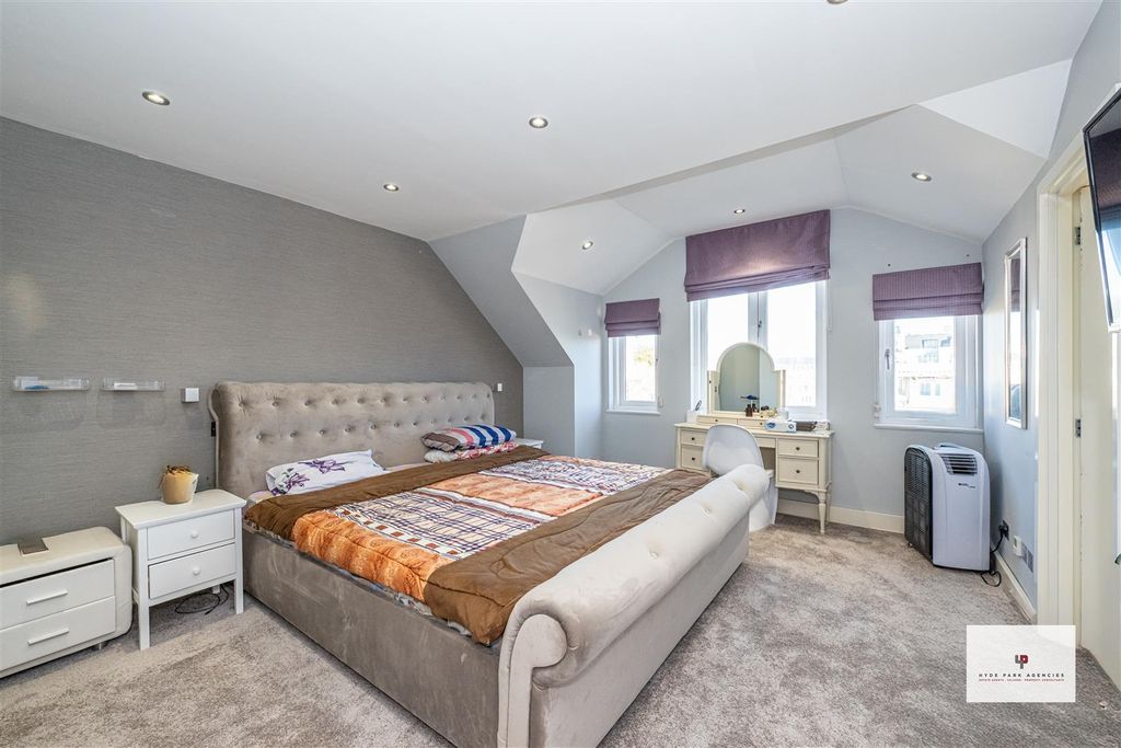 Property photo 3 of 10 Alexandra Court 28-005 Hr - Hpa.Jpg