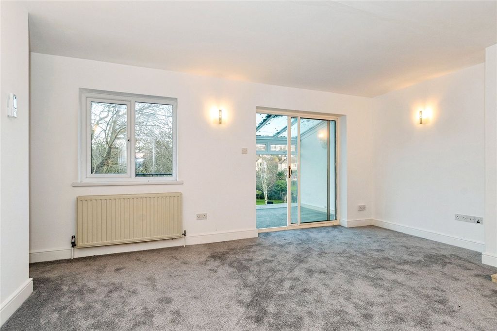 Property photo 2 of 15 Picture No. 12