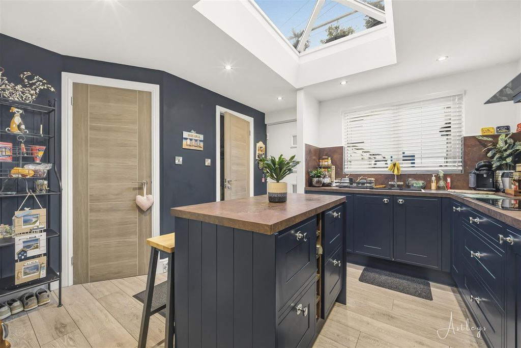 Property photo 3 of 14 Kitchen