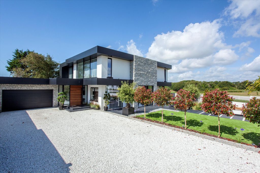 Property photo 1 of 13 Image