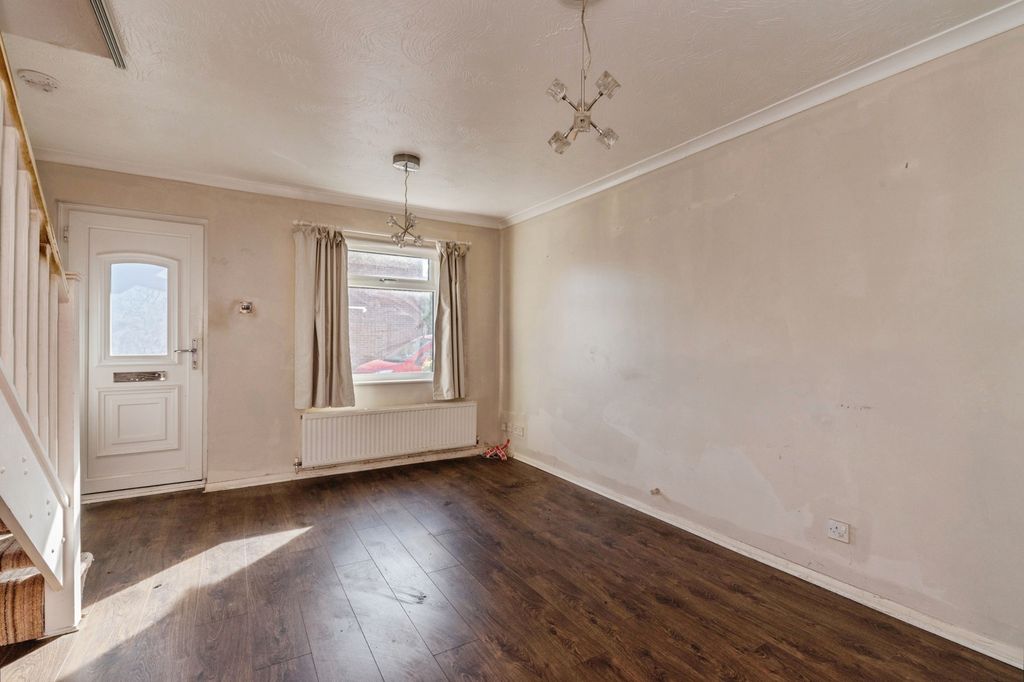 Property photo 3 of 16 Lounge