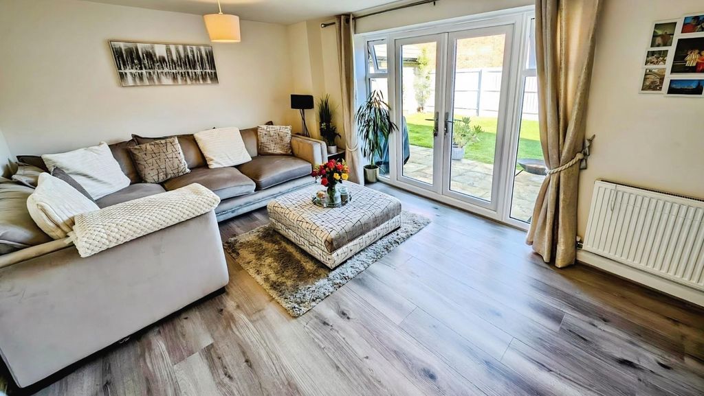 Property photo 3 of 23 4 Derham Crescent Lounge B.Jpg