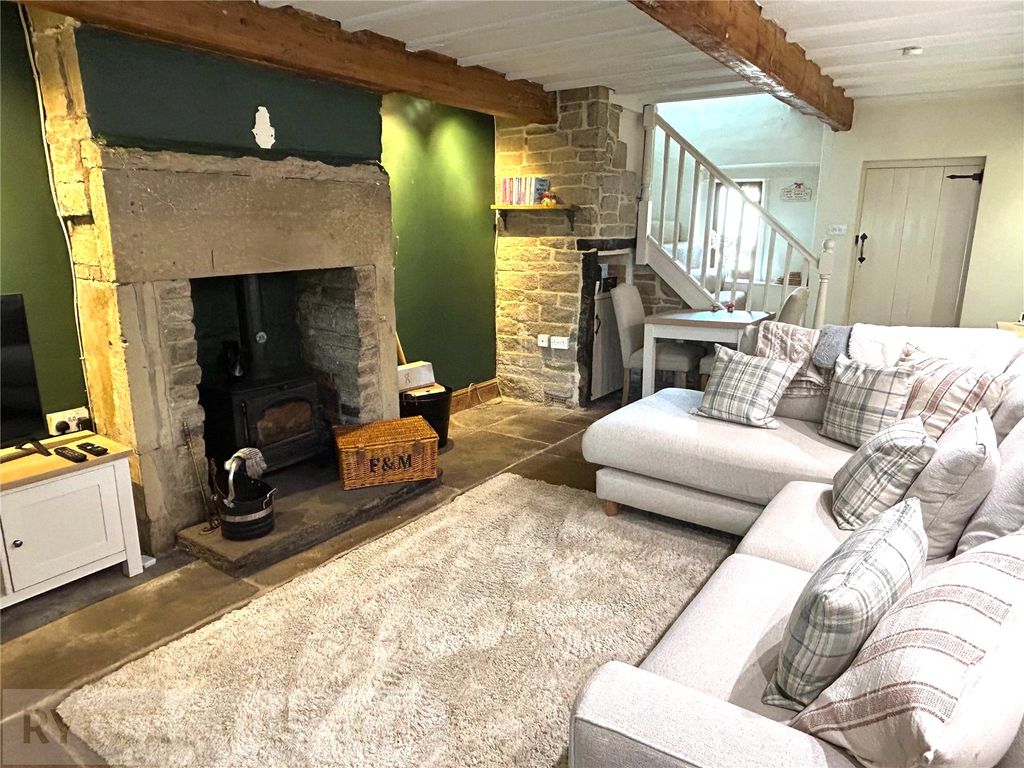 Property photo 2 of 12 Lounge