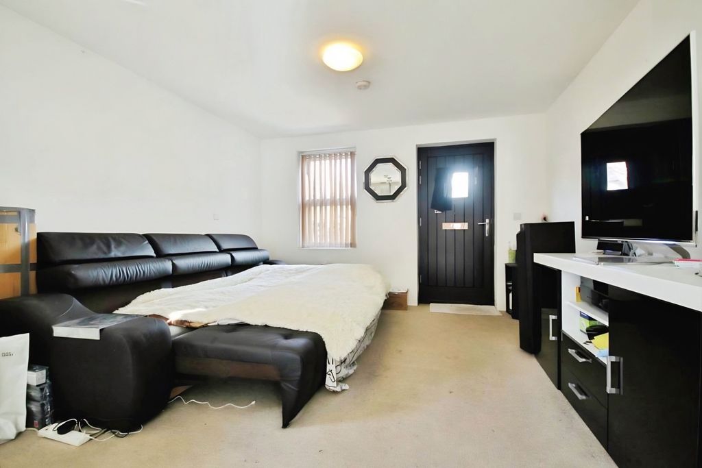 Property photo 3 of 6 Studio