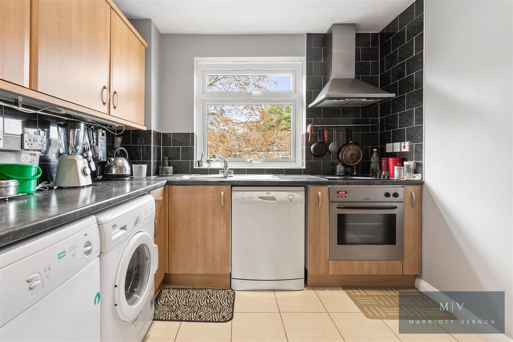 Property photo 3 of 12 F 42 Lynden Hyrst MV-5.Jpg