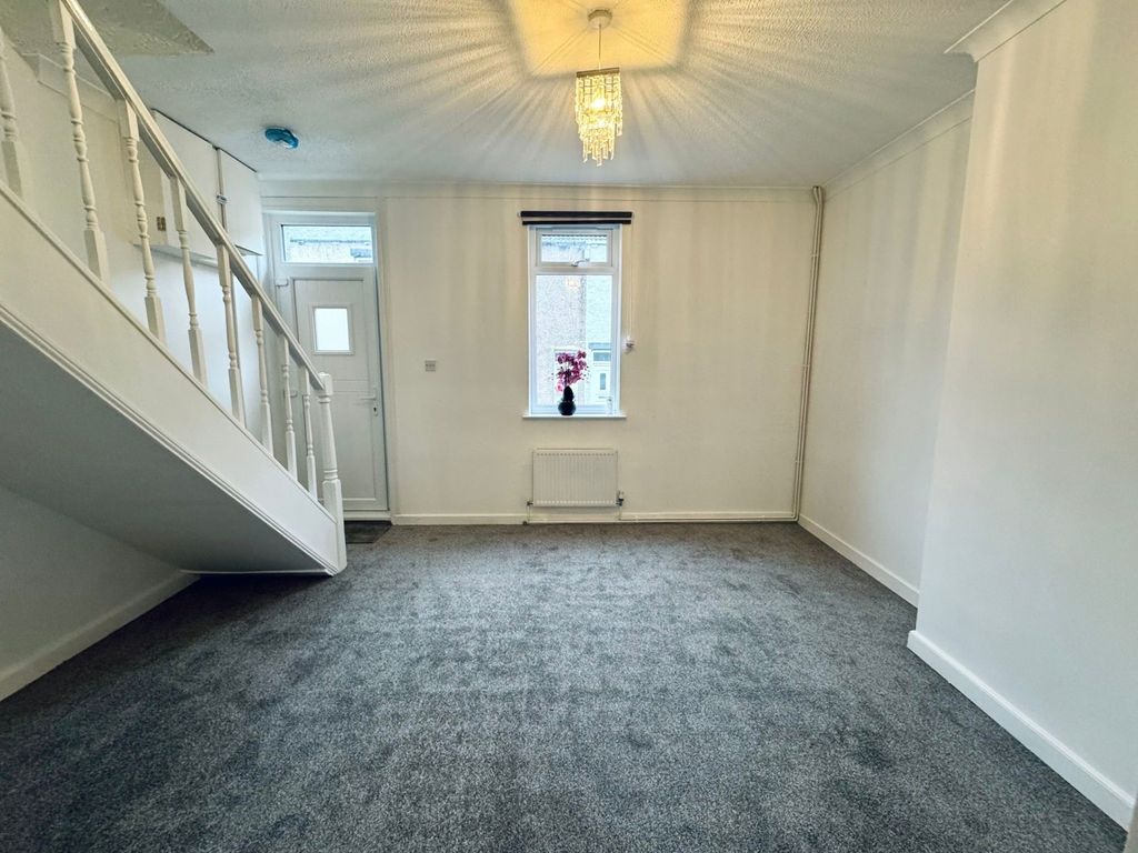 Property photo 3 of 12 Easington7