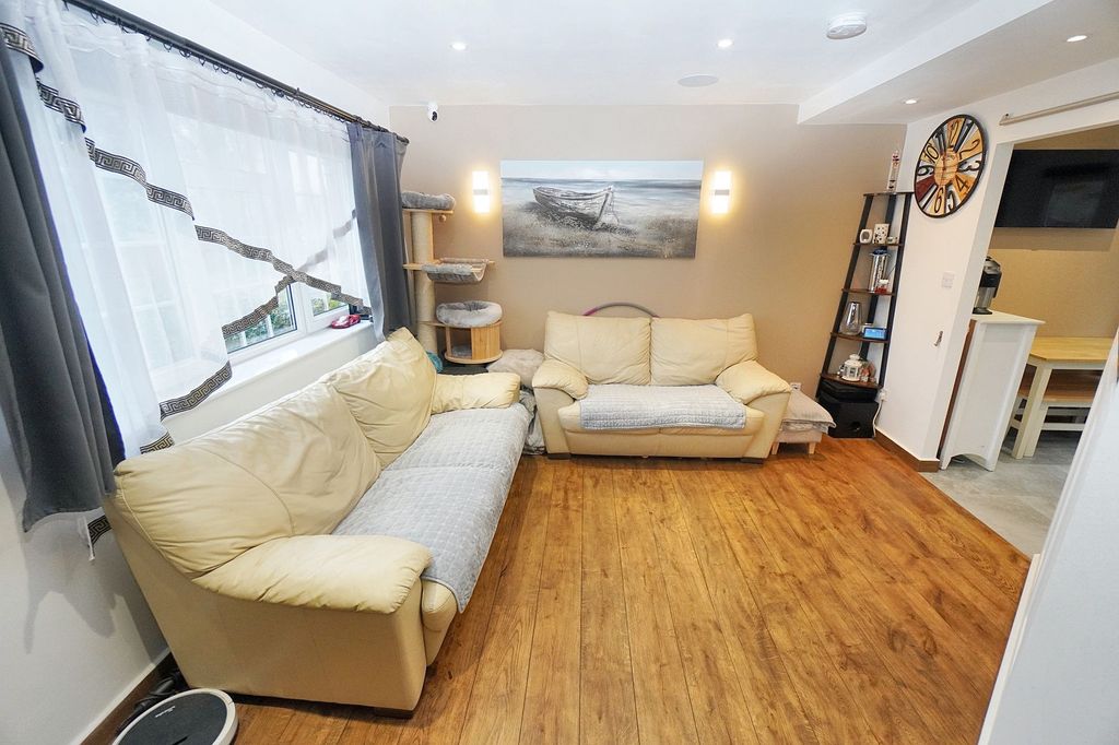 Property photo 2 of 15 Photo 10