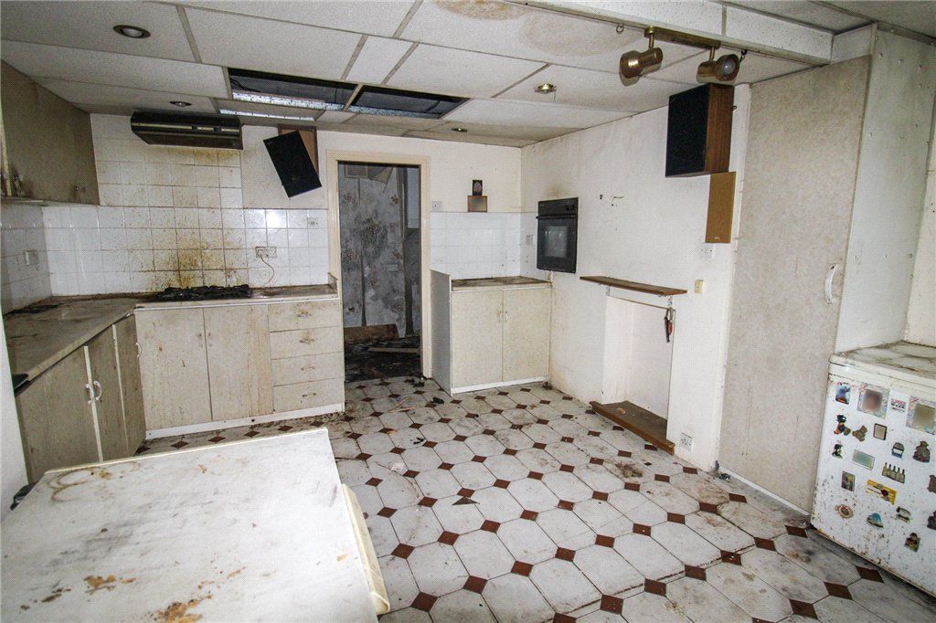 Property photo 3 of 11 Kitchen