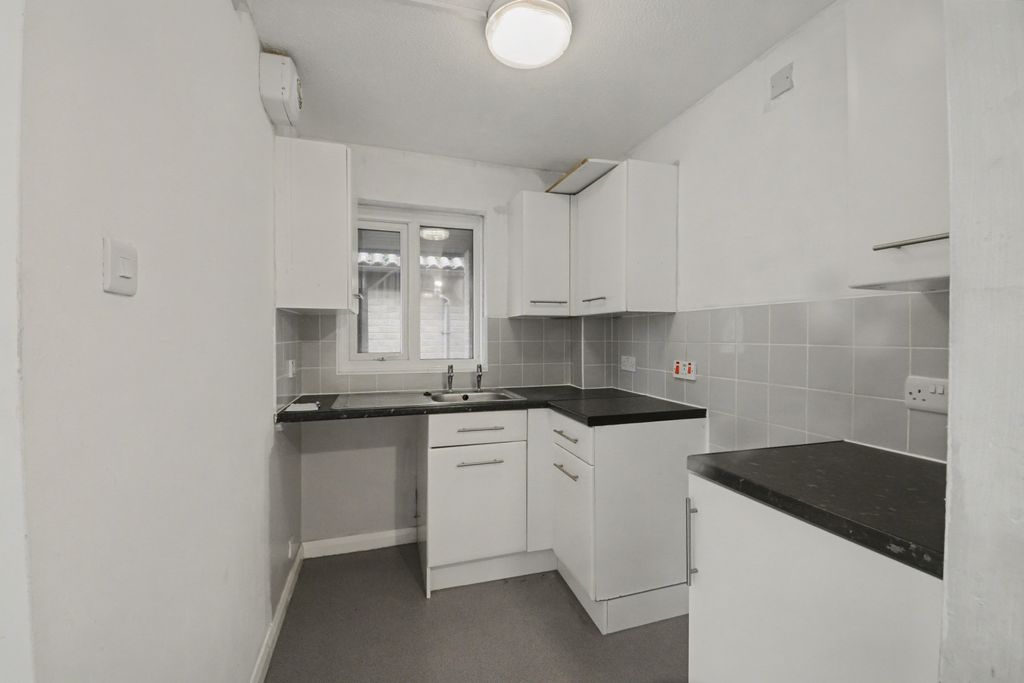 Property photo 3 of 10 13 Aspen Close, Rushden, Northants, Nn10 9Bx