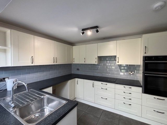 Property photo 3 of 14 Kitchen
