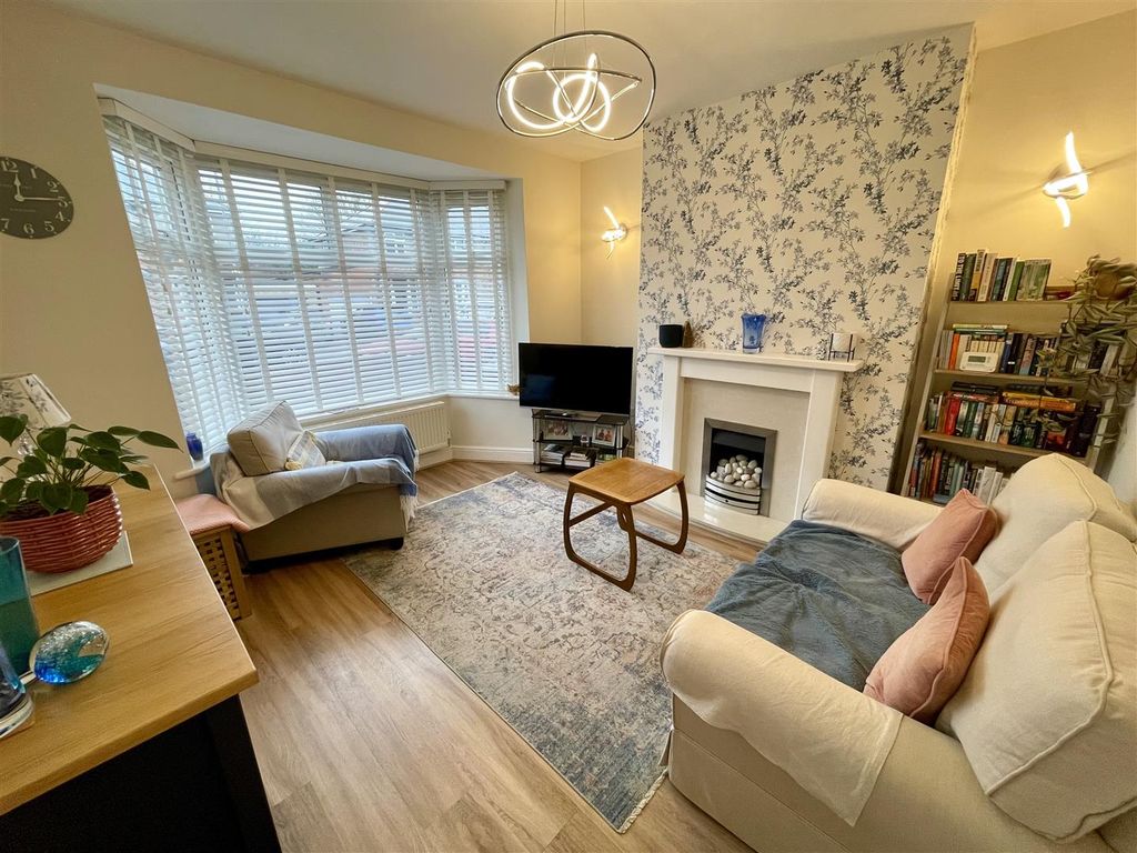 Property photo 2 of 11 Lounge