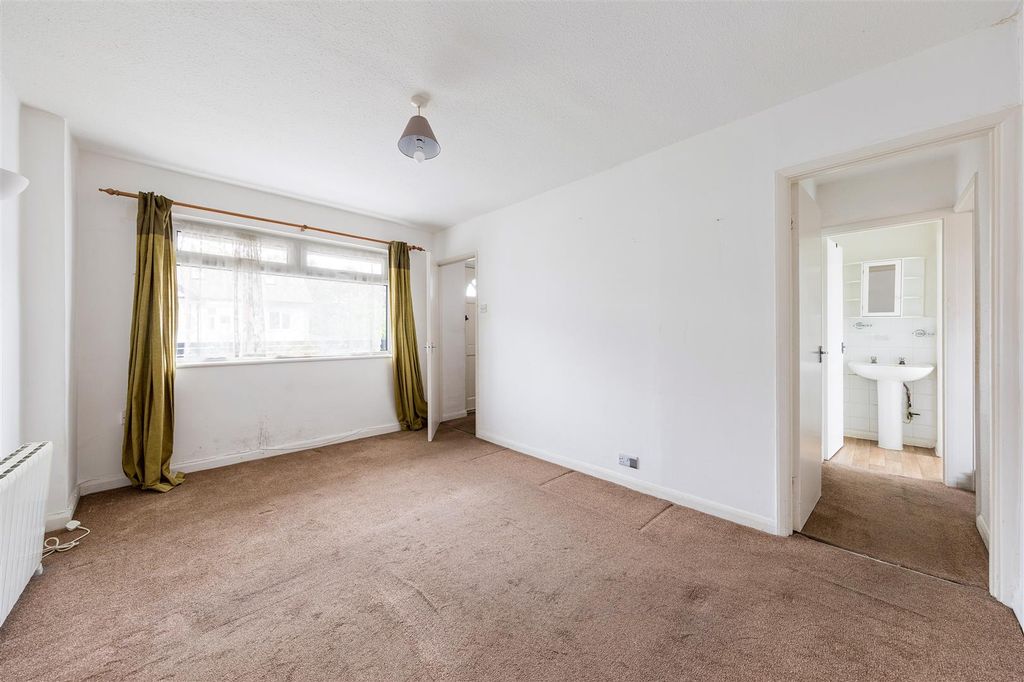 Property photo 2 of 13 Essex Road, E11