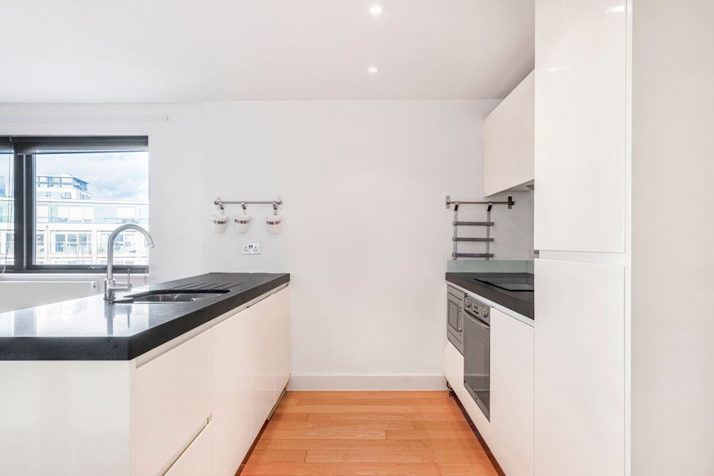 Property photo 3 of 18 Kitchen