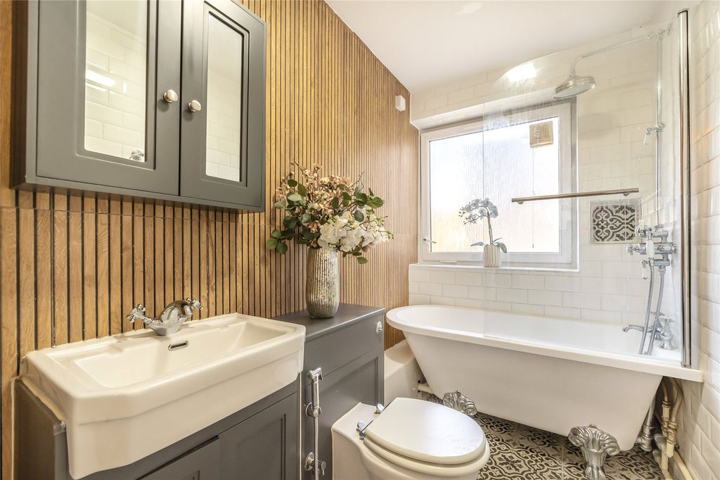 Property photo 3 of 9 Bathroom