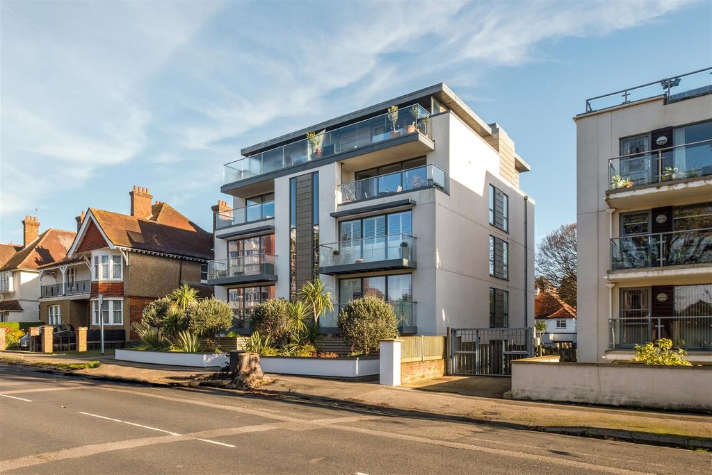 Additional image 36 of 3 bed flat to rentPalmeira Avenue, Hove BN3