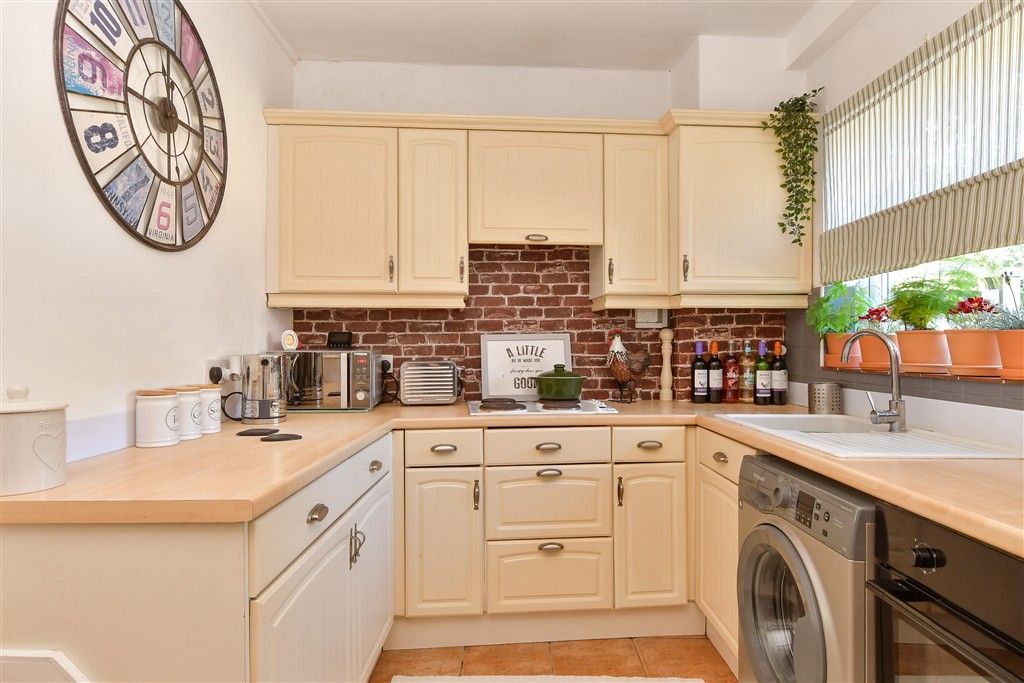 Property photo 1 of 10 Kitchen