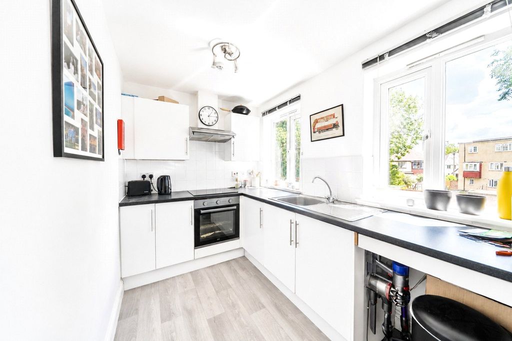 Property photo 3 of 10 Kitchen