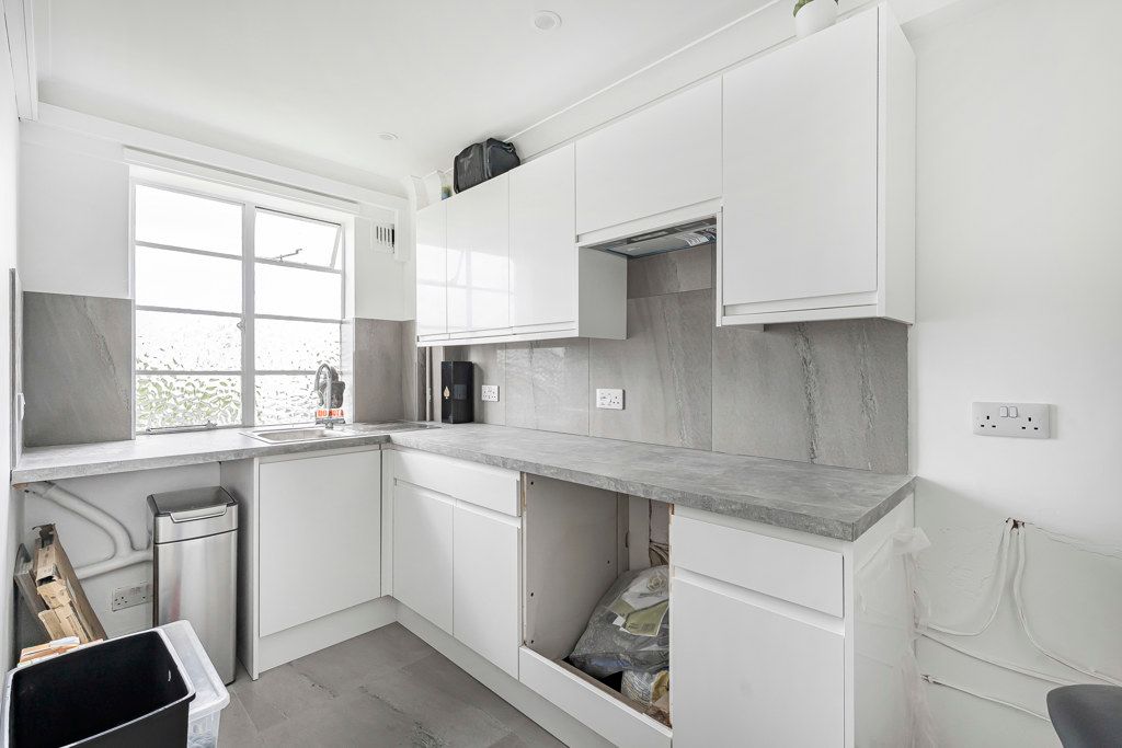 Property photo 3 of 10 Kitchen