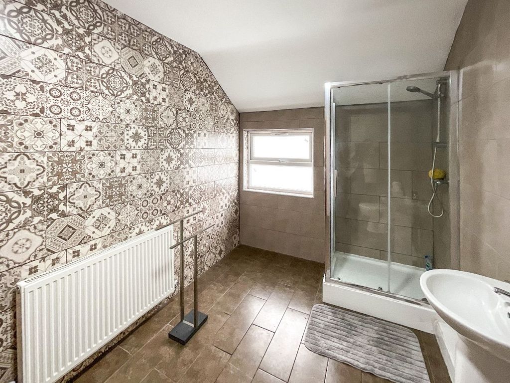 Property photo 3 of 7 Bathroom