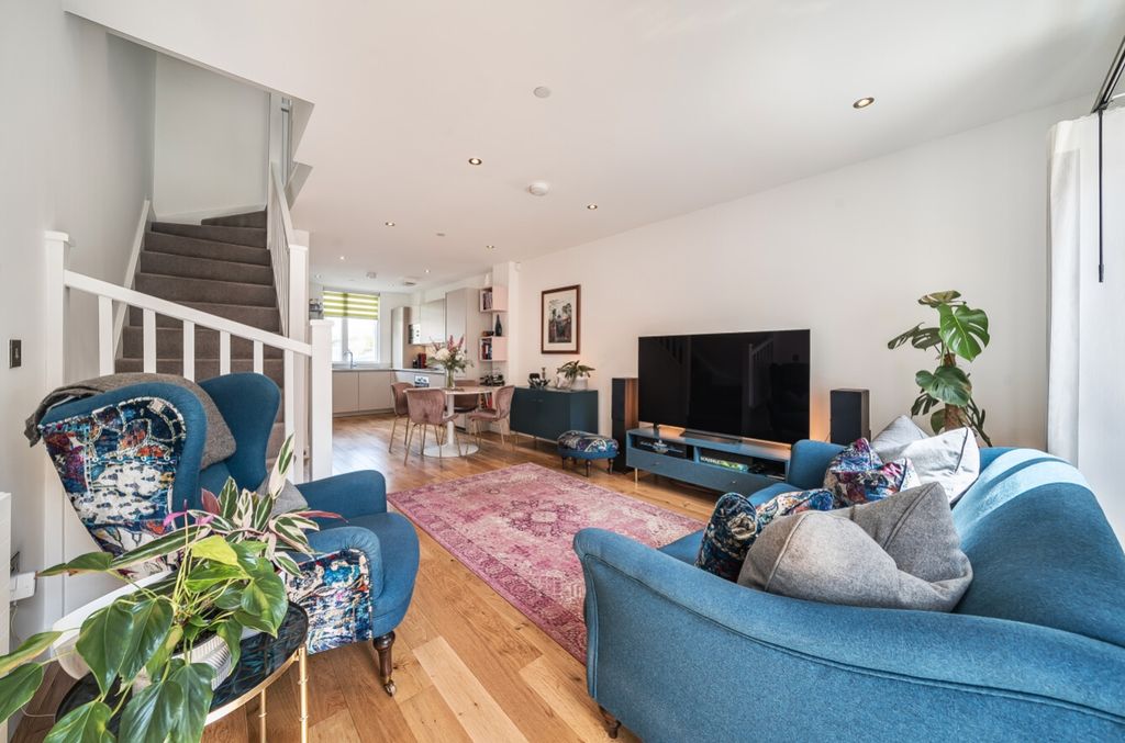 Property photo 2 of 16 Living Room - Ewemove Estate Agents