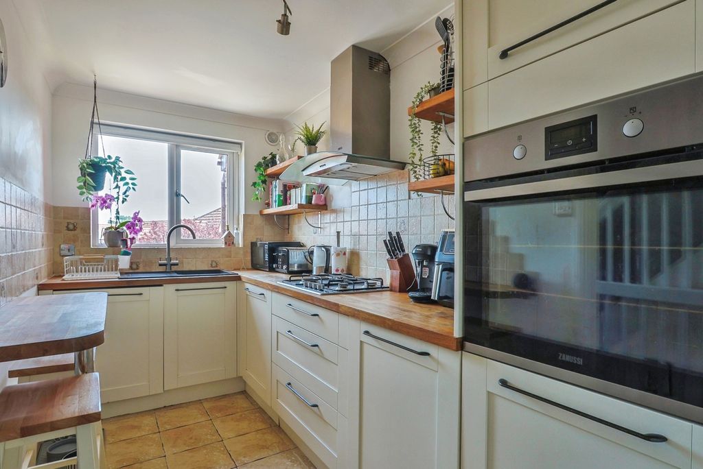 Property photo 3 of 17 Kitchen