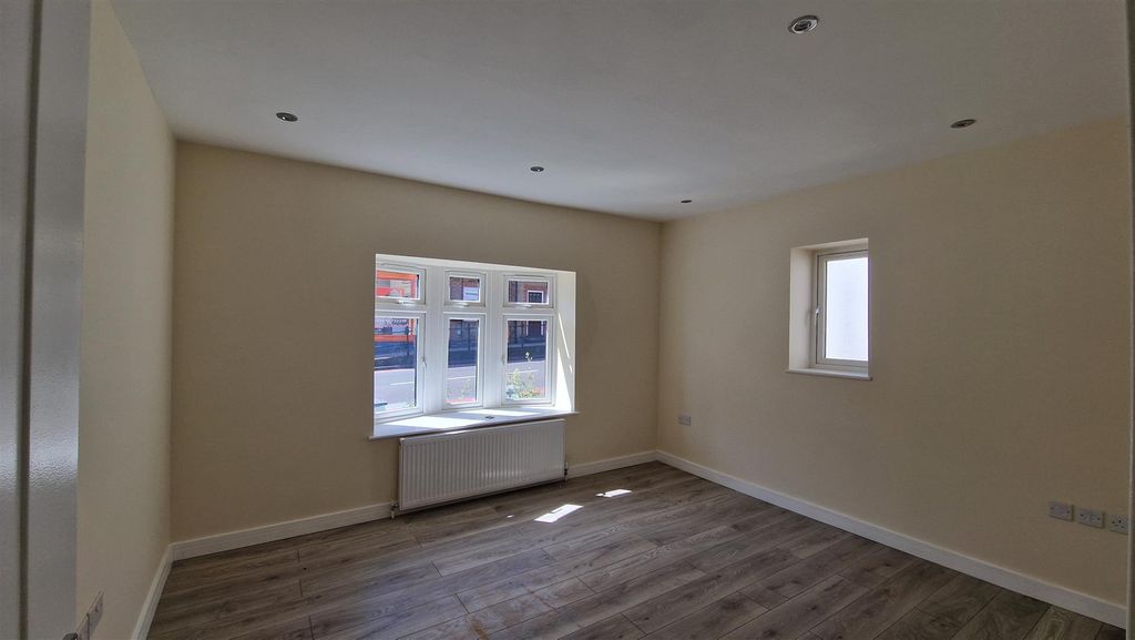 Property photo 2 of 7 Lounge