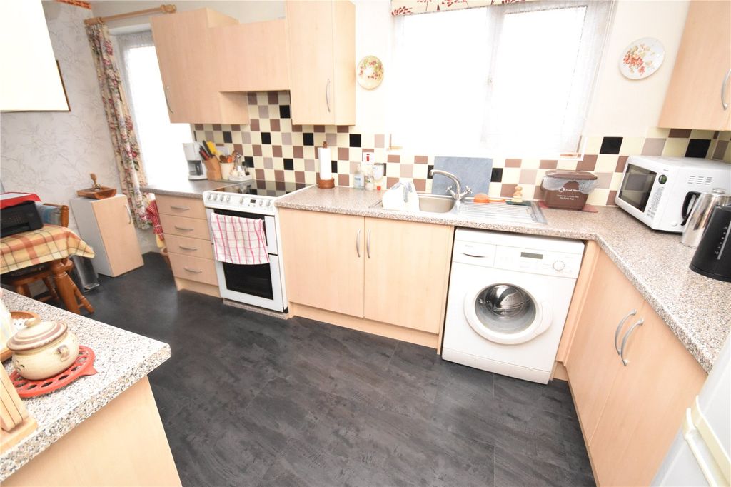 Property photo 3 of 14 Kitchen