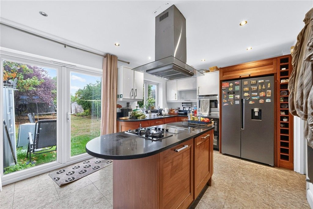 Property photo 3 of 11 Kitchen