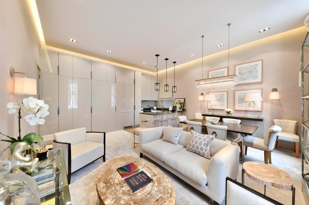 Property photo 3 of 11 Reception