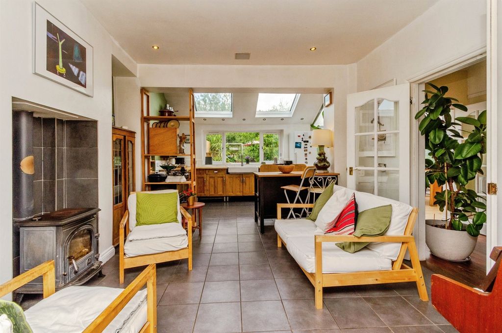 Property photo 3 of 32