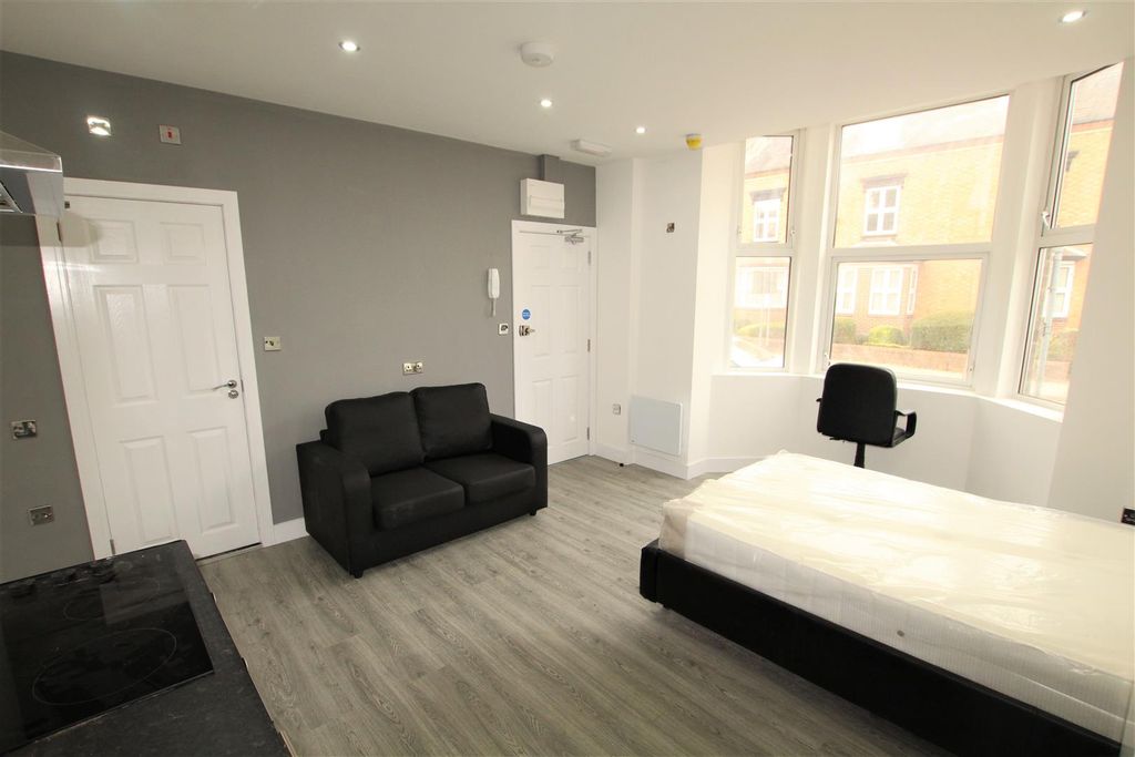 Property photo 3 of 8 Bedroom/Lounge