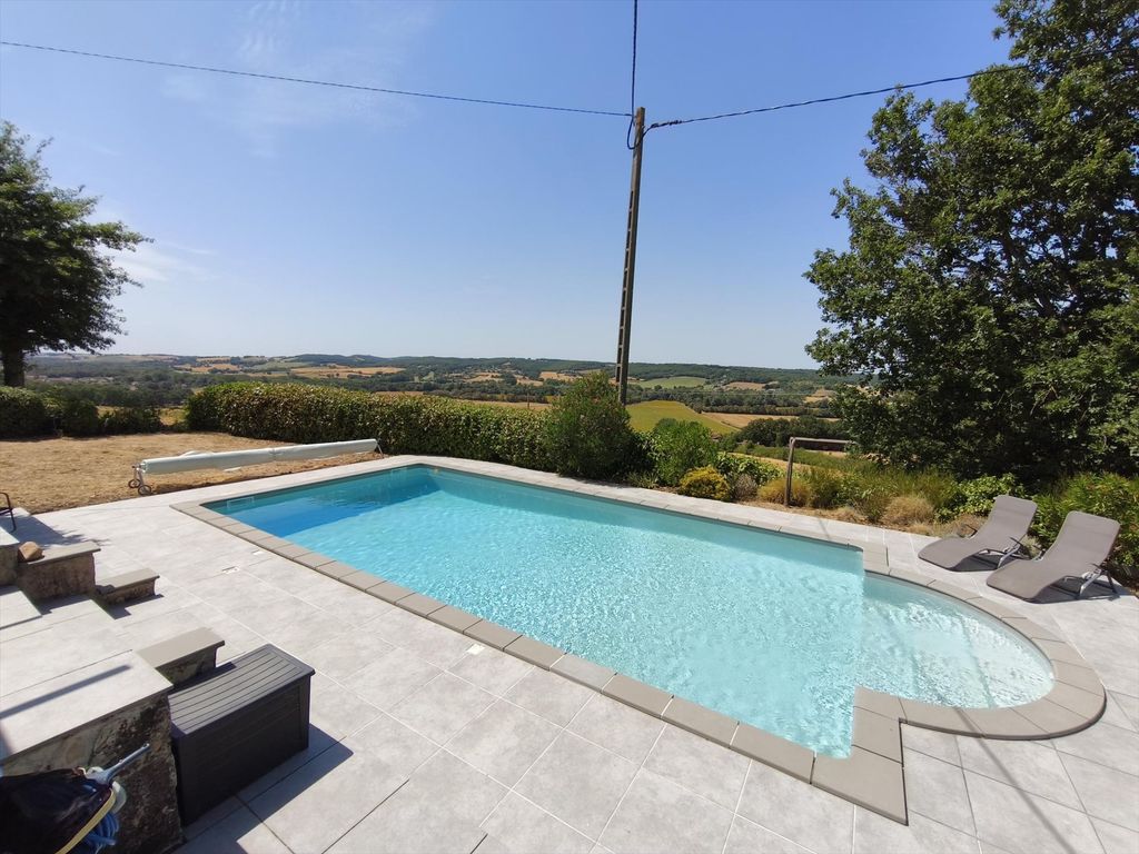 Property photo 1 of 21 Five-Bedroom House Of 152 m2 With Swimming Pool And Unobstructed View