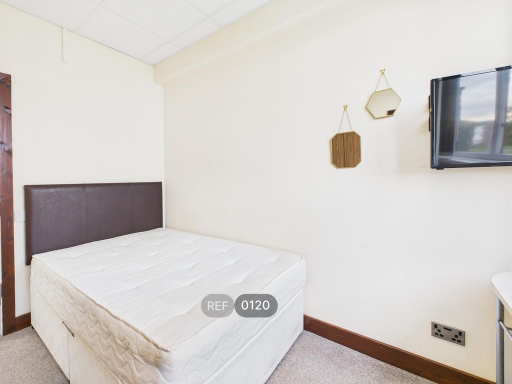 Property photo 2 of 10 Bedroom