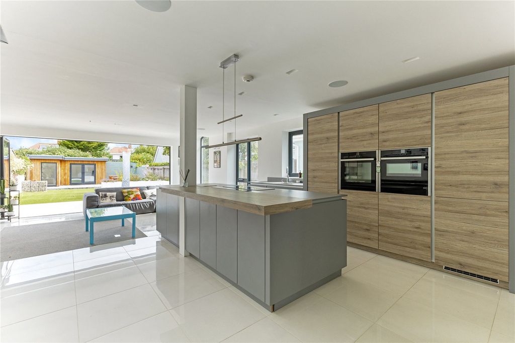 Property photo 3 of 20 Kitchen