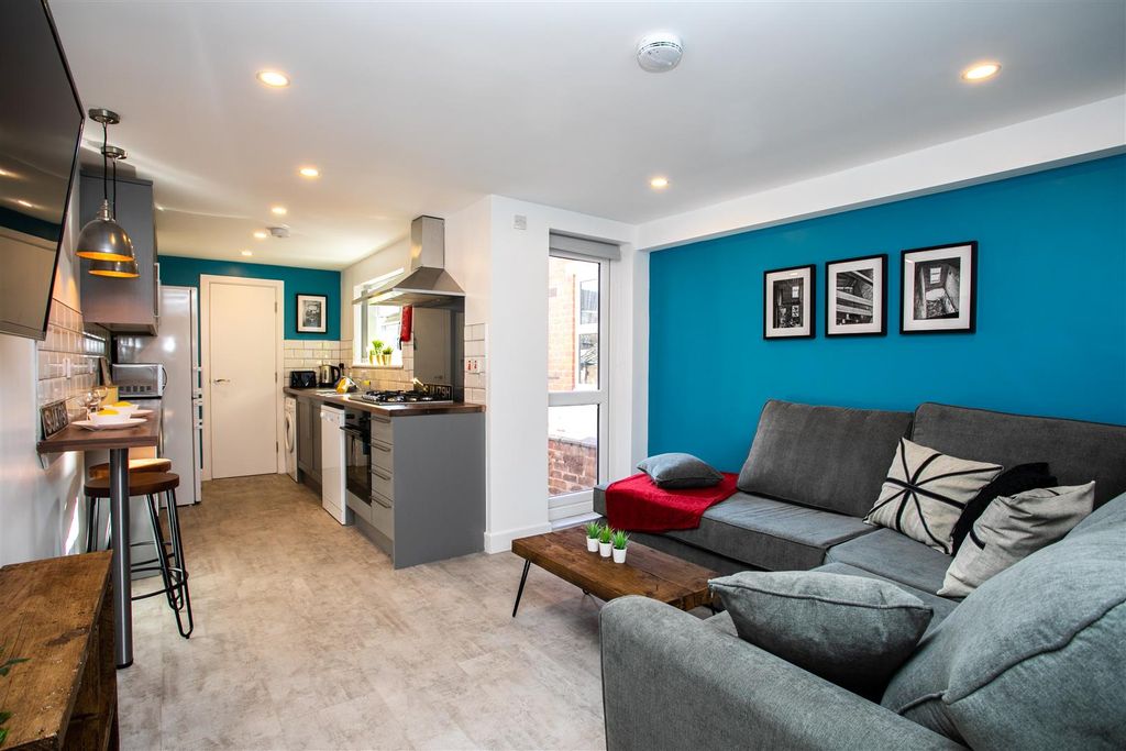 Property photo 2 of 23 47 Bolingbroke Rd-53.Jpg