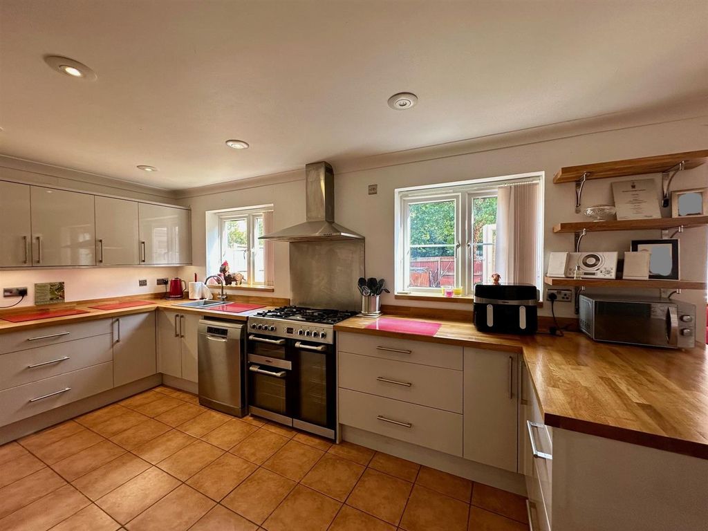 Property photo 2 of 32 Kitchen/Dining Room