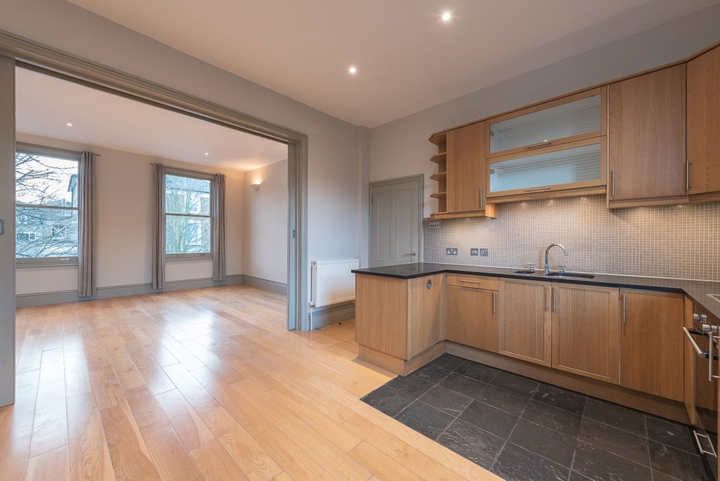 Property photo 2 of 12 Englefield Road