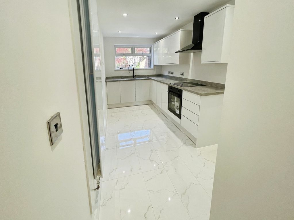 Property photo 3 of 18 Kitchen