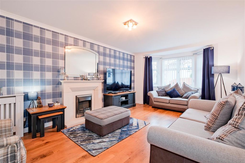 Property photo 2 of 32 Lounge