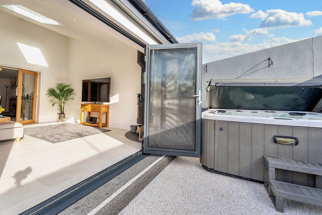 Property photo 2 of 40