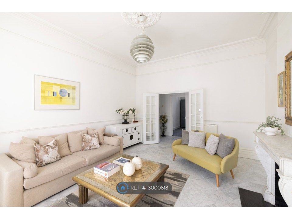 Property photo 2 of 25 High Ceiling Luxuriously Large Lounge
