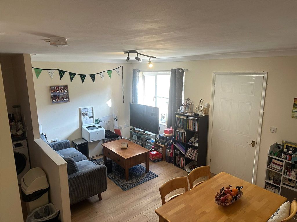 Property photo 2 of 8 Lounge