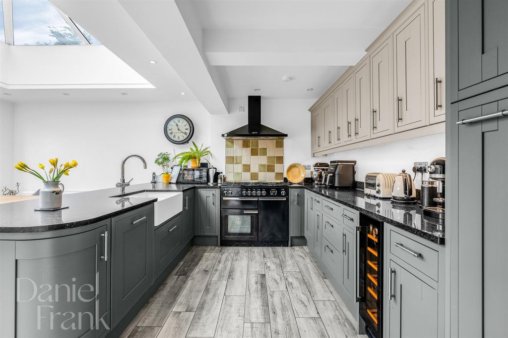 Property photo 3 of 43