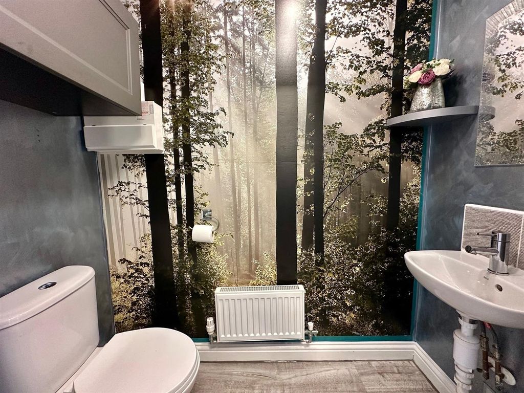 Property photo 3 of 20 Cloakroom