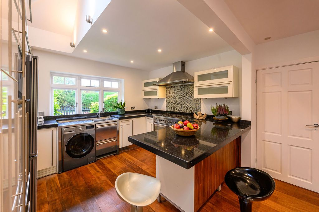 Property photo 3 of 24 Ridgeways-087