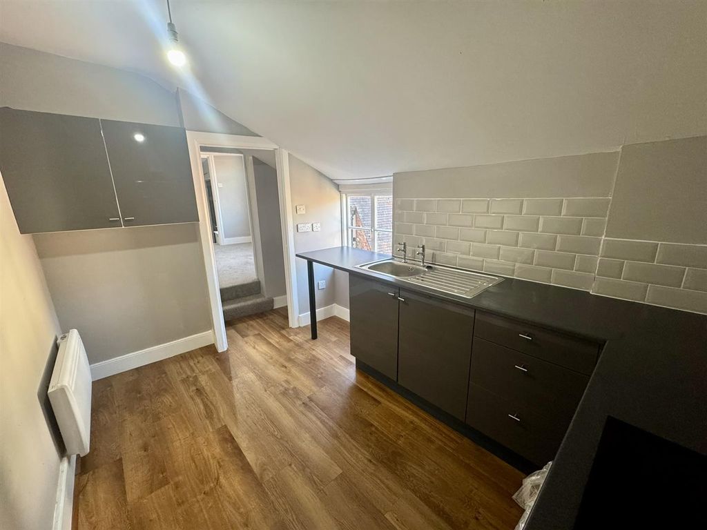 Property photo 3 of 10 Kitchen (1/2)