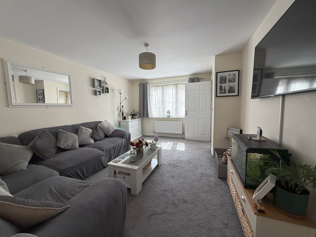 Property photo 2 of 11 Living Room