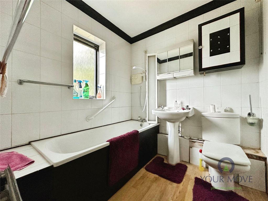 Property photo 2 of 9 Bathroom