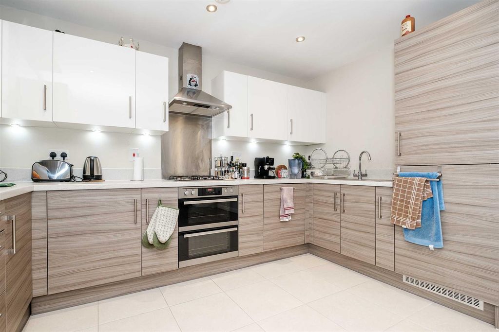 Property photo 3 of 12 Kitchen