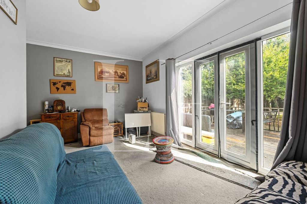 Property photo 3 of 15 47 Westrow Gdn (17).Png